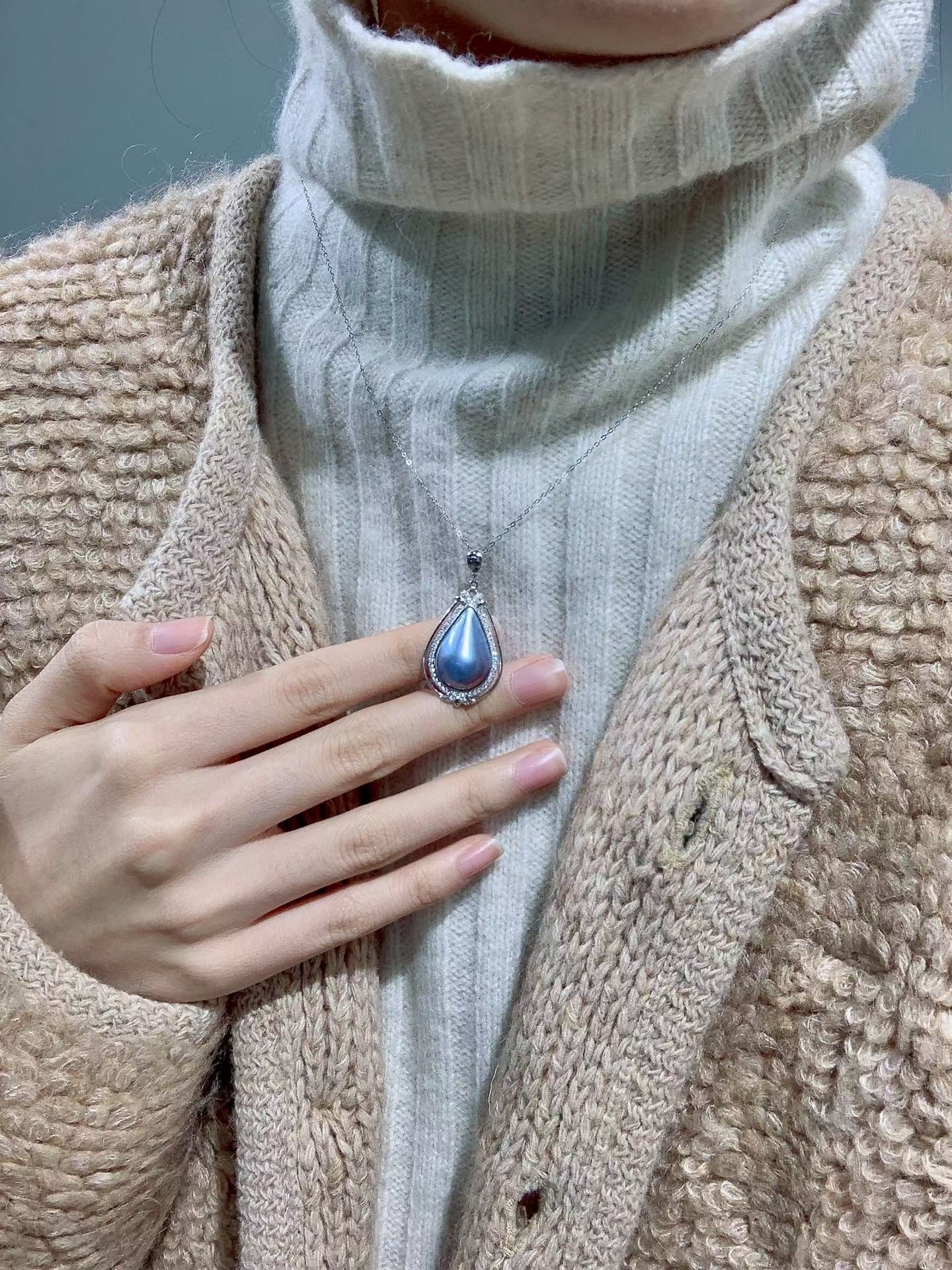 High quality sky blue color teardrop shape seawater Mabe pearl pendant