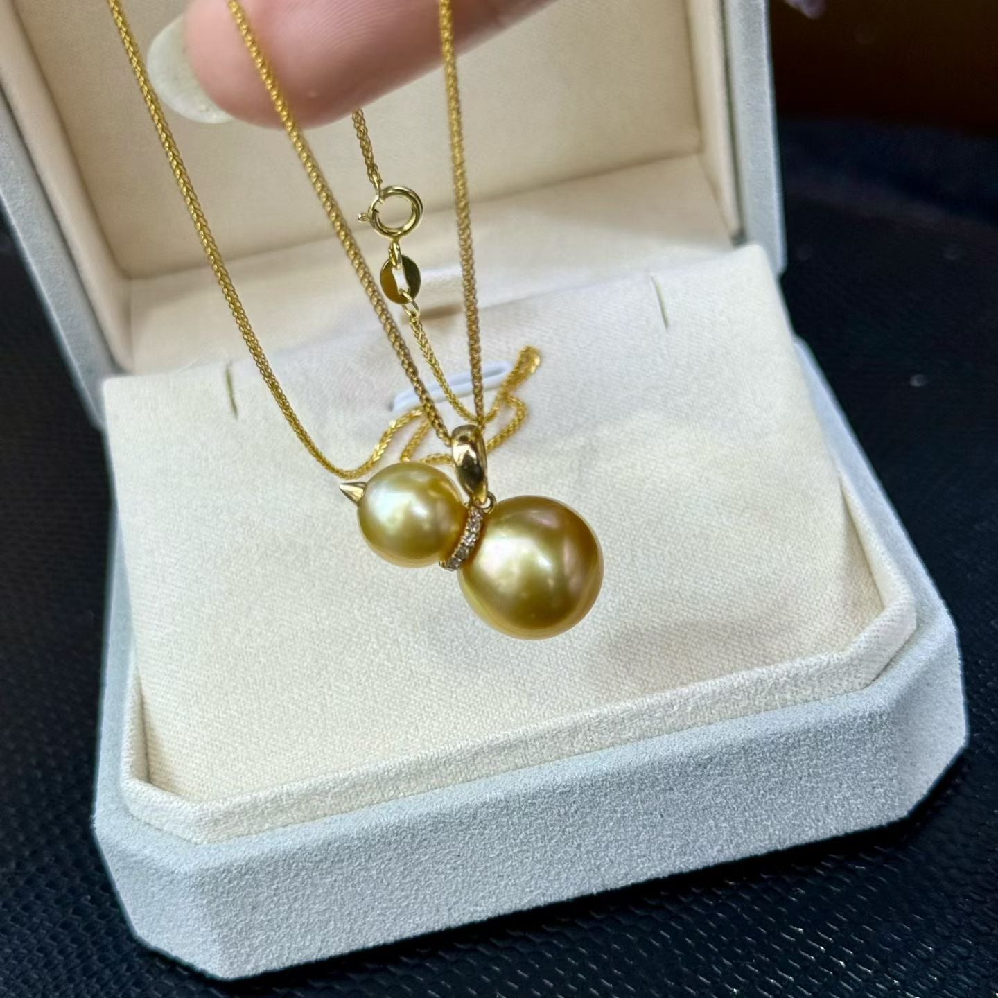 High quality “Hulu”deep gold color Golden southsea pearls pendant
