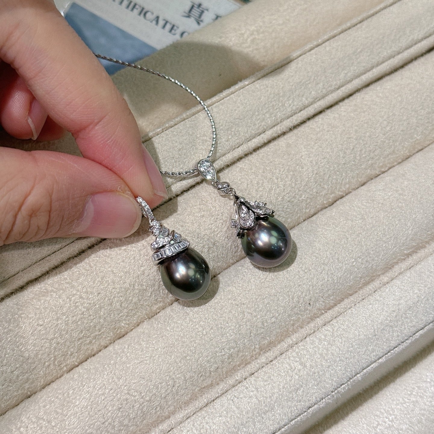 High quality dazzling black color Tahitian pearl pendant