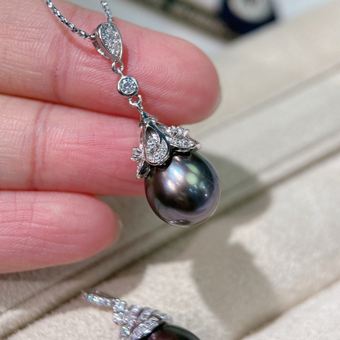 High quality dazzling black color Tahitian pearl pendant