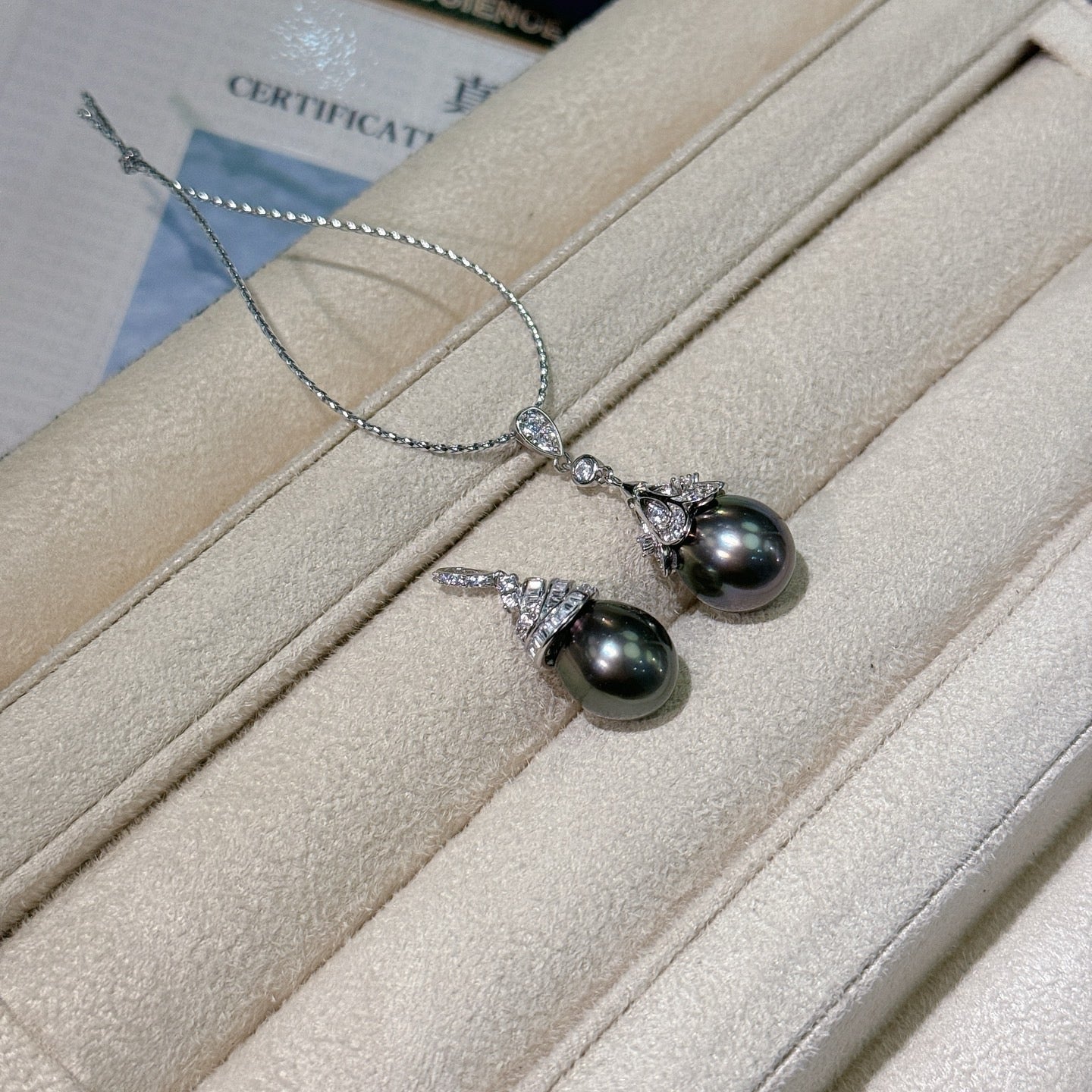 High quality dazzling black color Tahitian pearl pendant