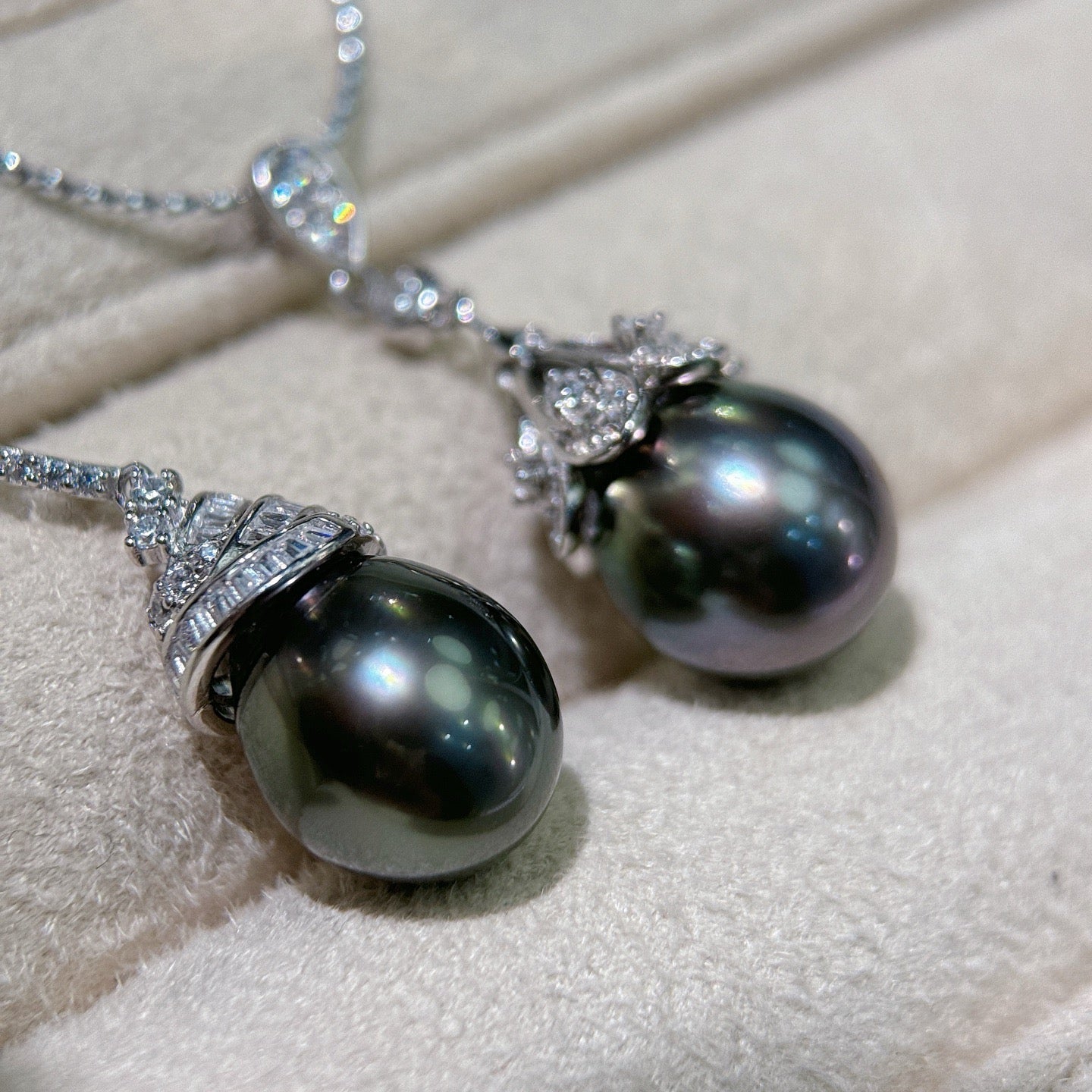 High quality dazzling black color Tahitian pearl pendant