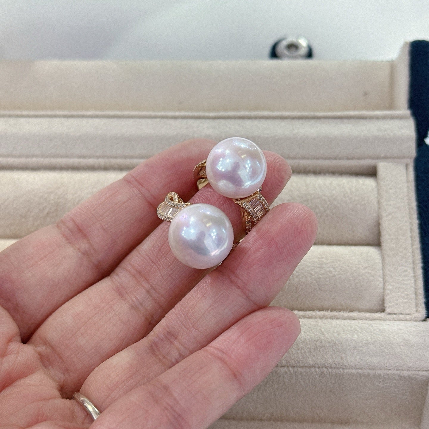 High quality aurora white with pink overtone color Edison pearl ring