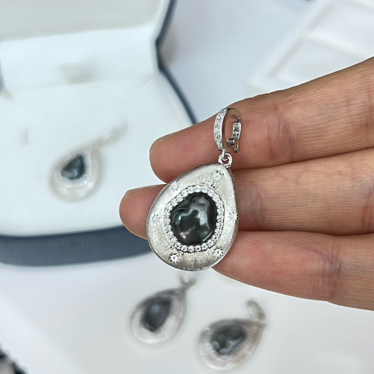 High quality black color Tahitian keshi pearls pendant