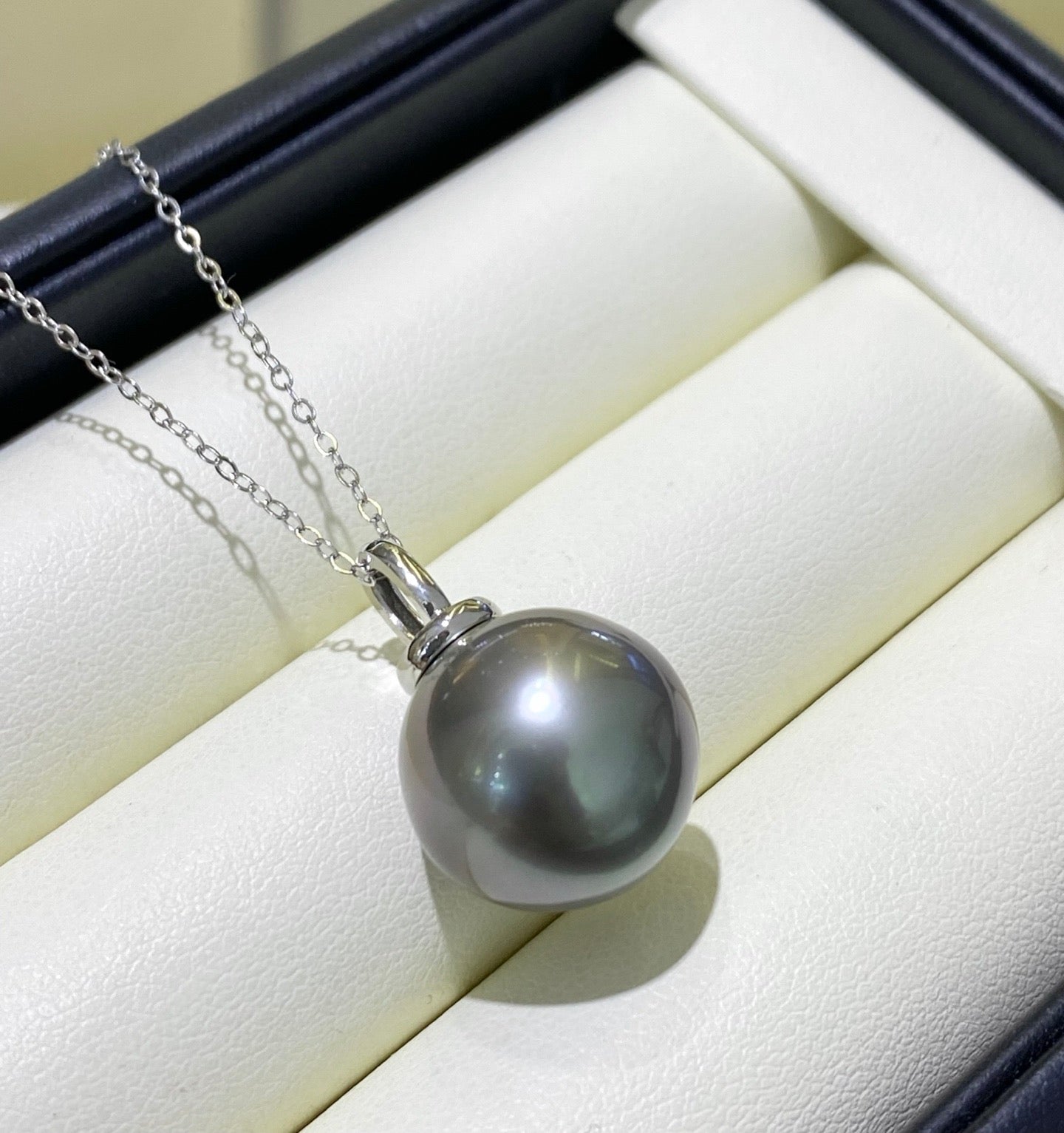 High quality black color Tahitian pearl pendant