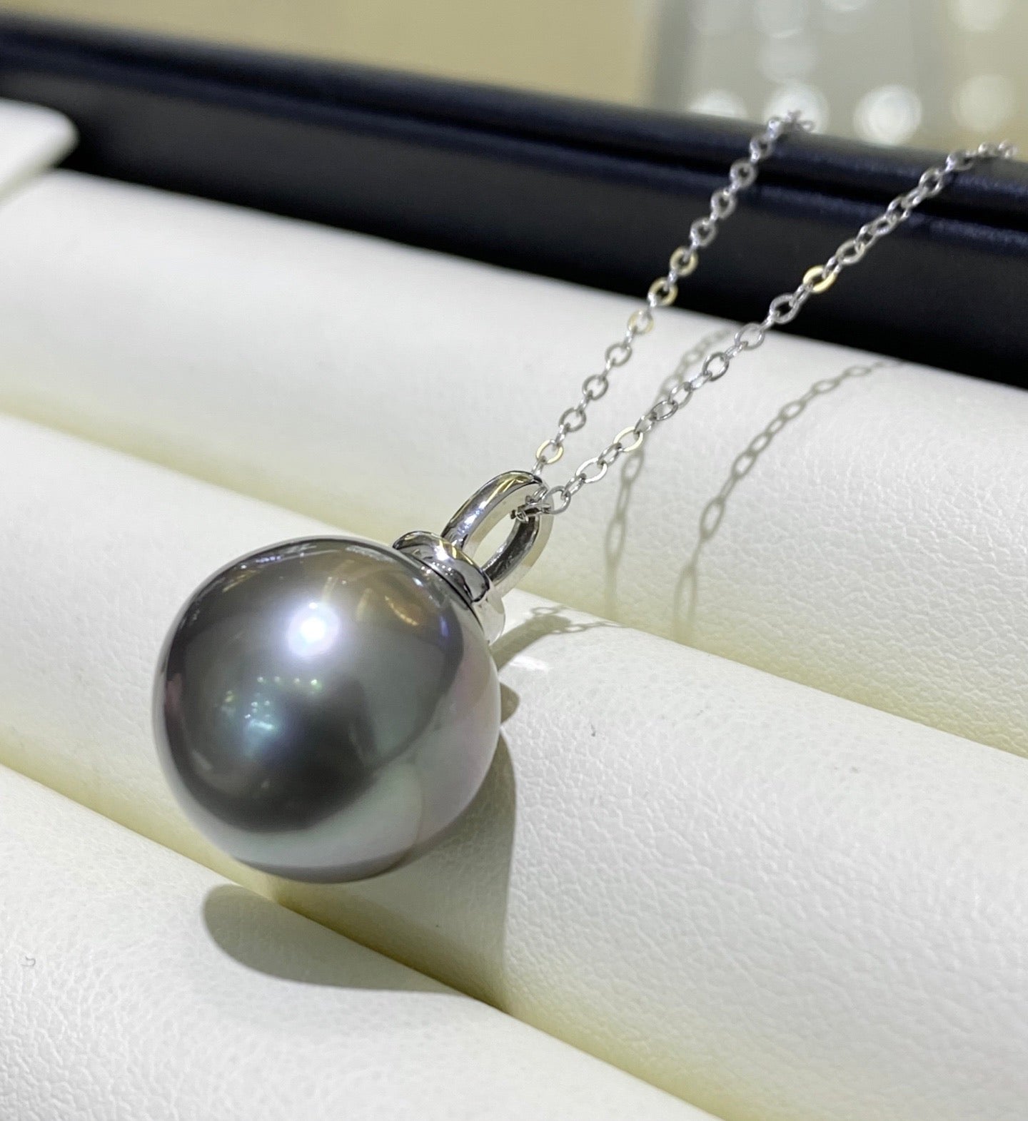 High quality black color Tahitian pearl pendant
