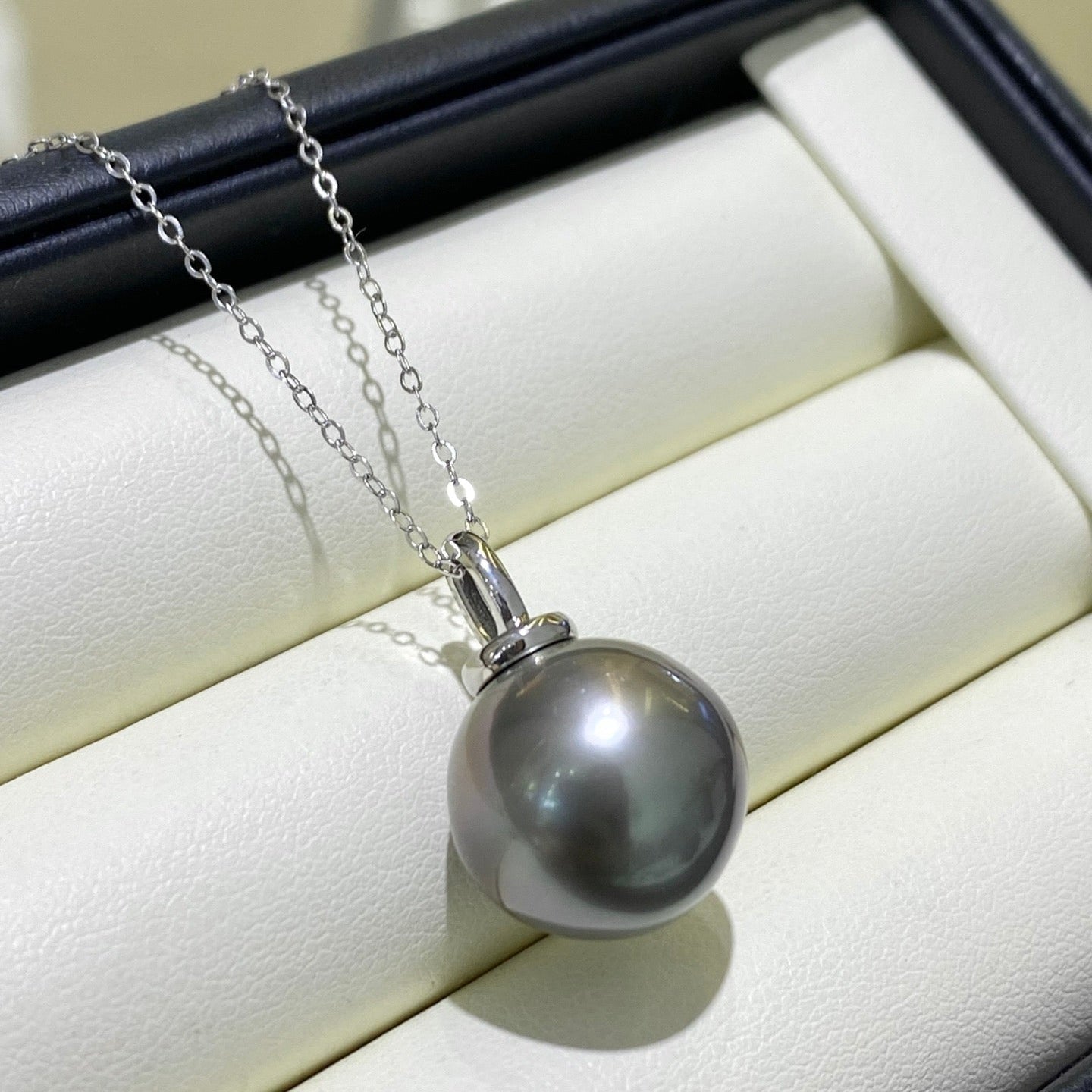 High quality black color Tahitian pearl pendant