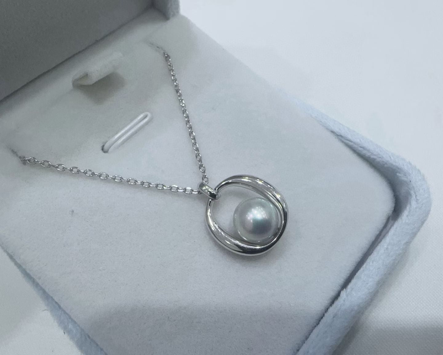 High quality aurora white color seawater akoya pearl pendant