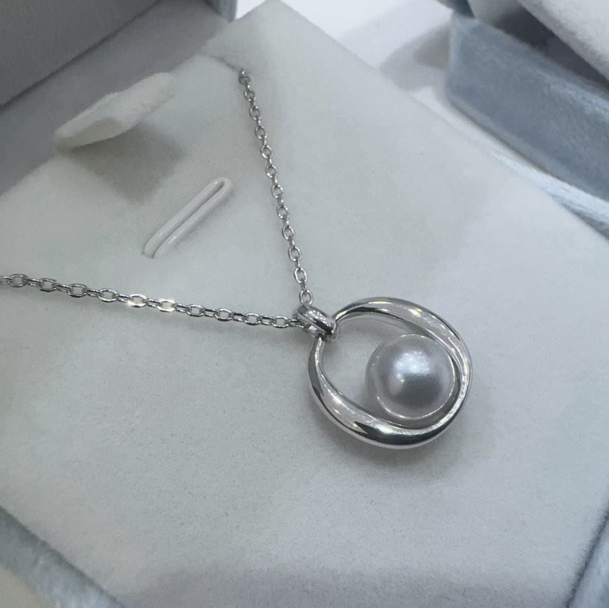 High quality aurora white color seawater akoya pearl pendant