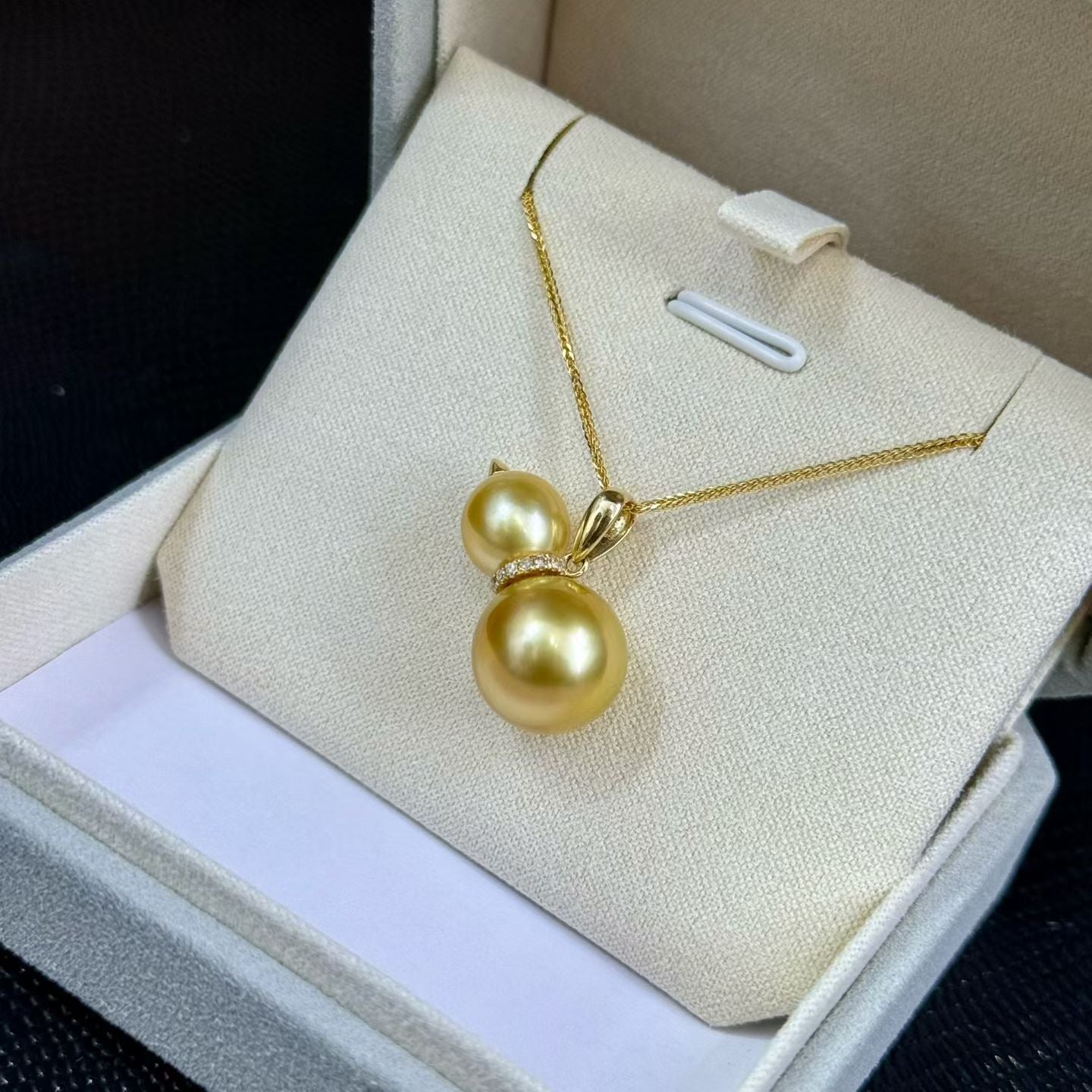 High quality “Hulu”deep gold color Golden southsea pearls pendant
