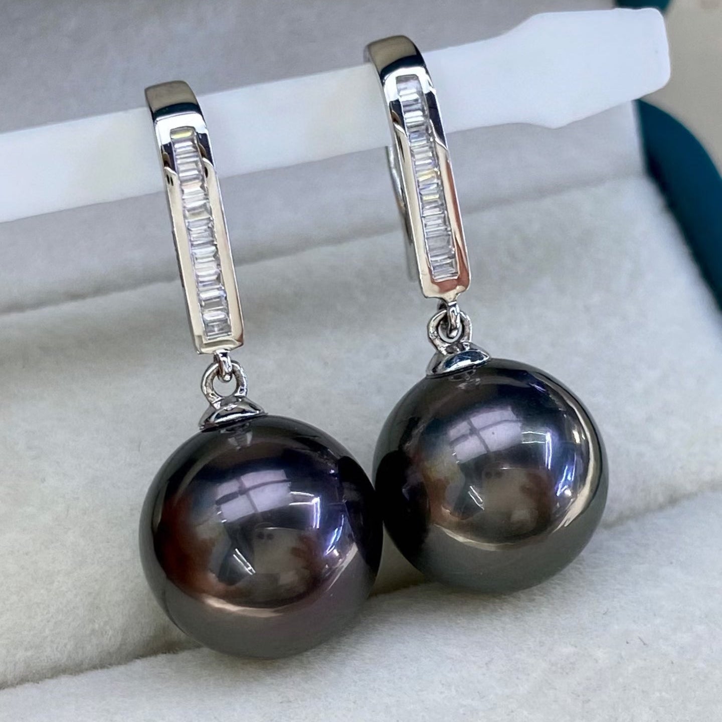 High quality aurora black color Tahitian pearls earrings