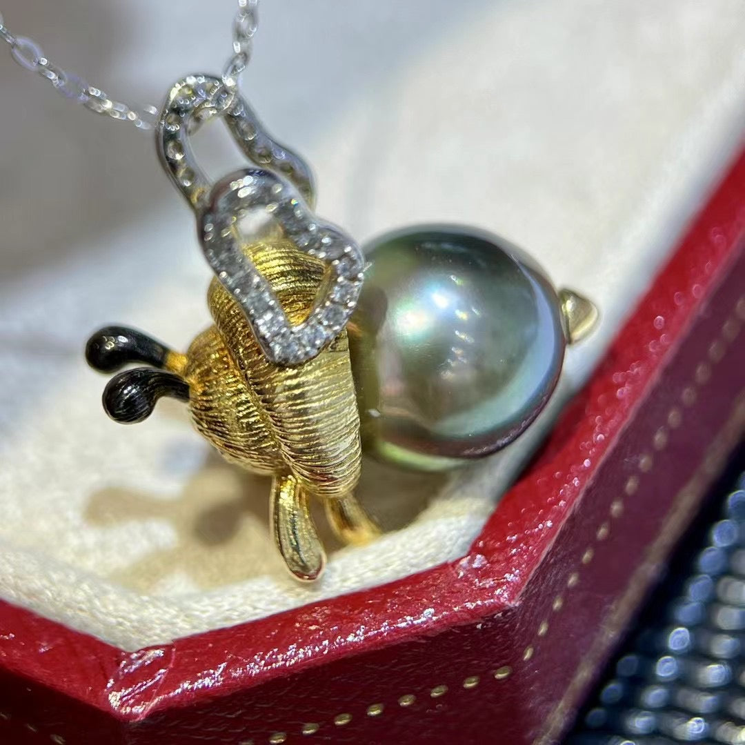 High quality “Bee”Malachite green color Tahitian pearls  pendant