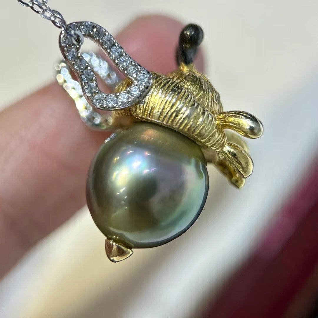 High quality “Bee”Malachite green color Tahitian pearls  pendant