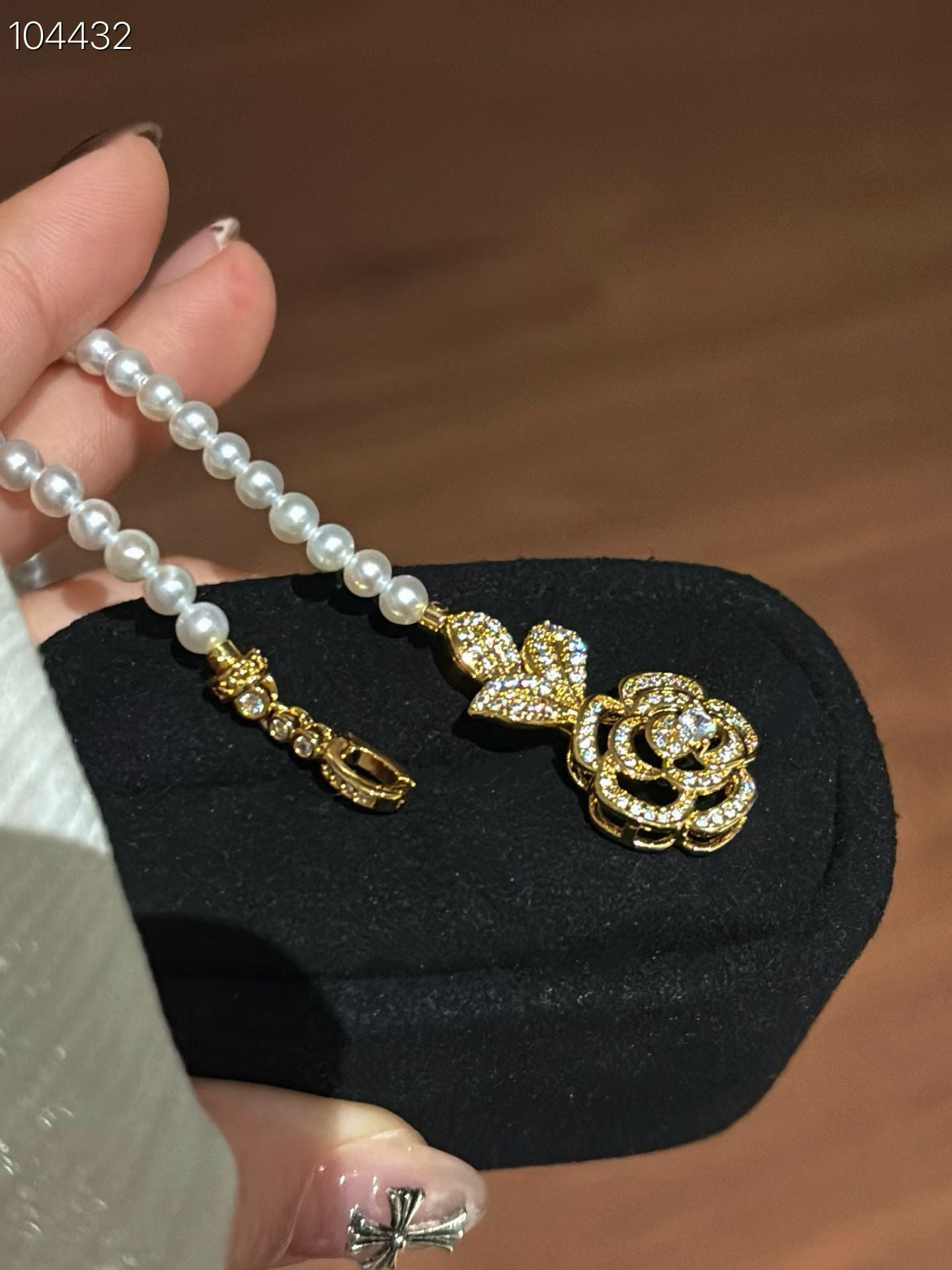 High quality white color with camellia buckle freshwater pearls necklace