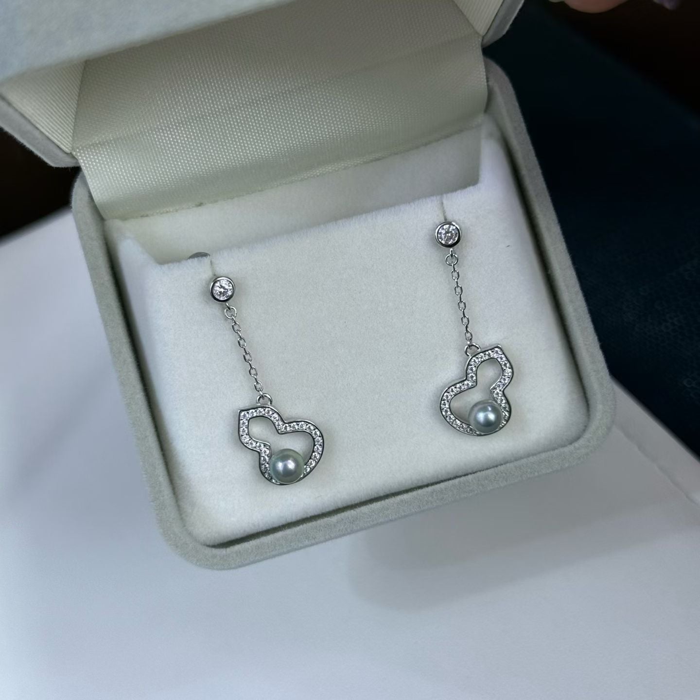 High quality “Hulu”silver grey color seawater MADAMA pearls earrings