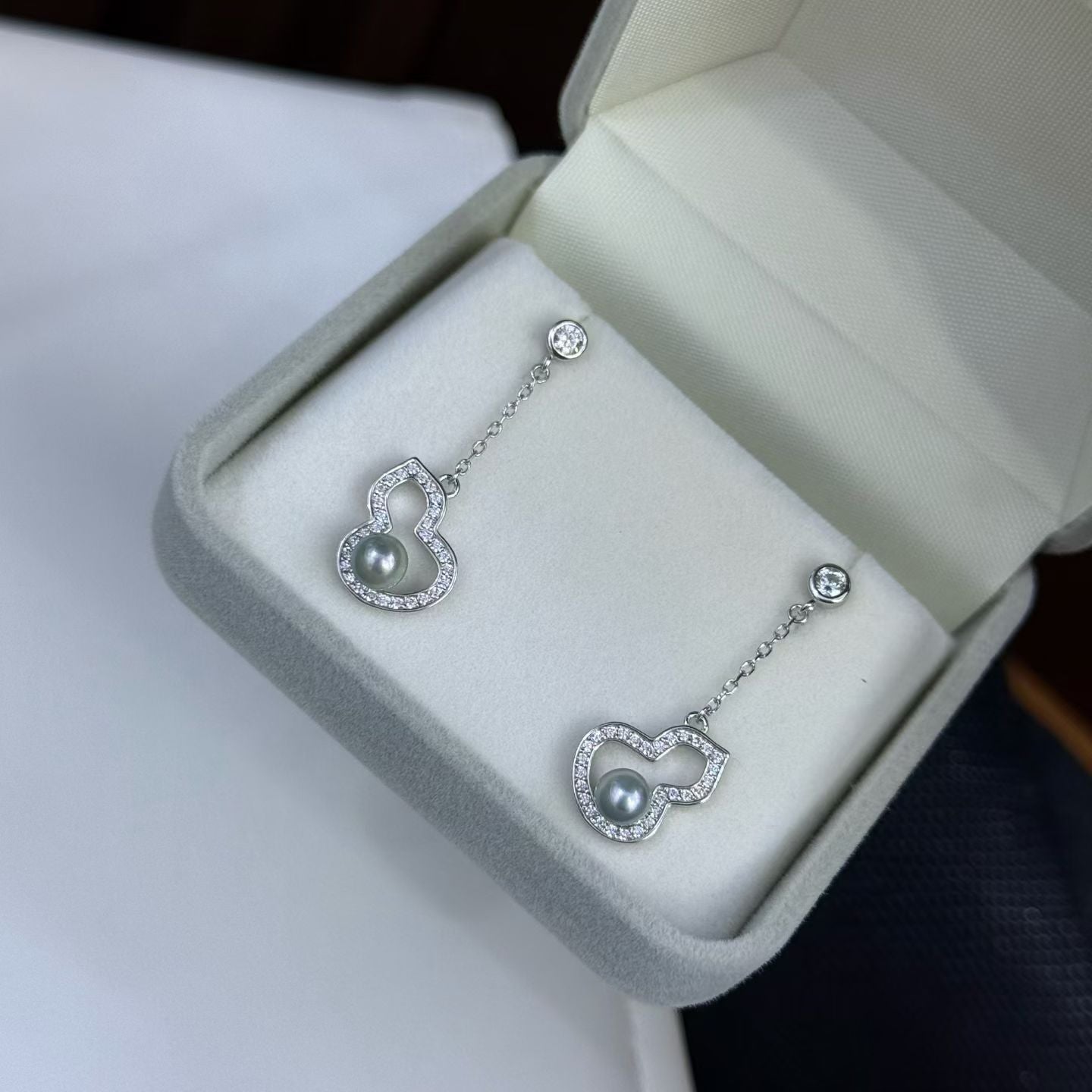 High quality “Hulu”silver grey color seawater MADAMA pearls earrings