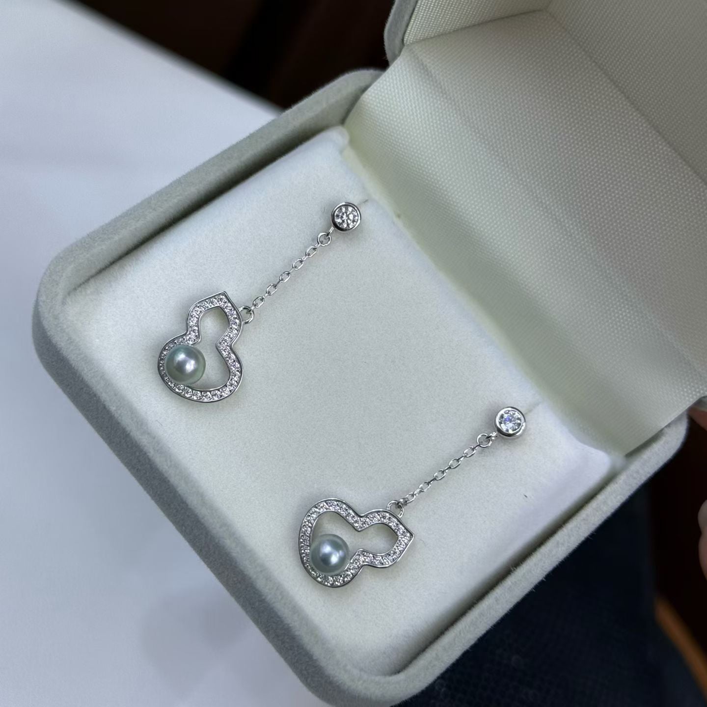 High quality “Hulu”silver grey color seawater MADAMA pearls earrings